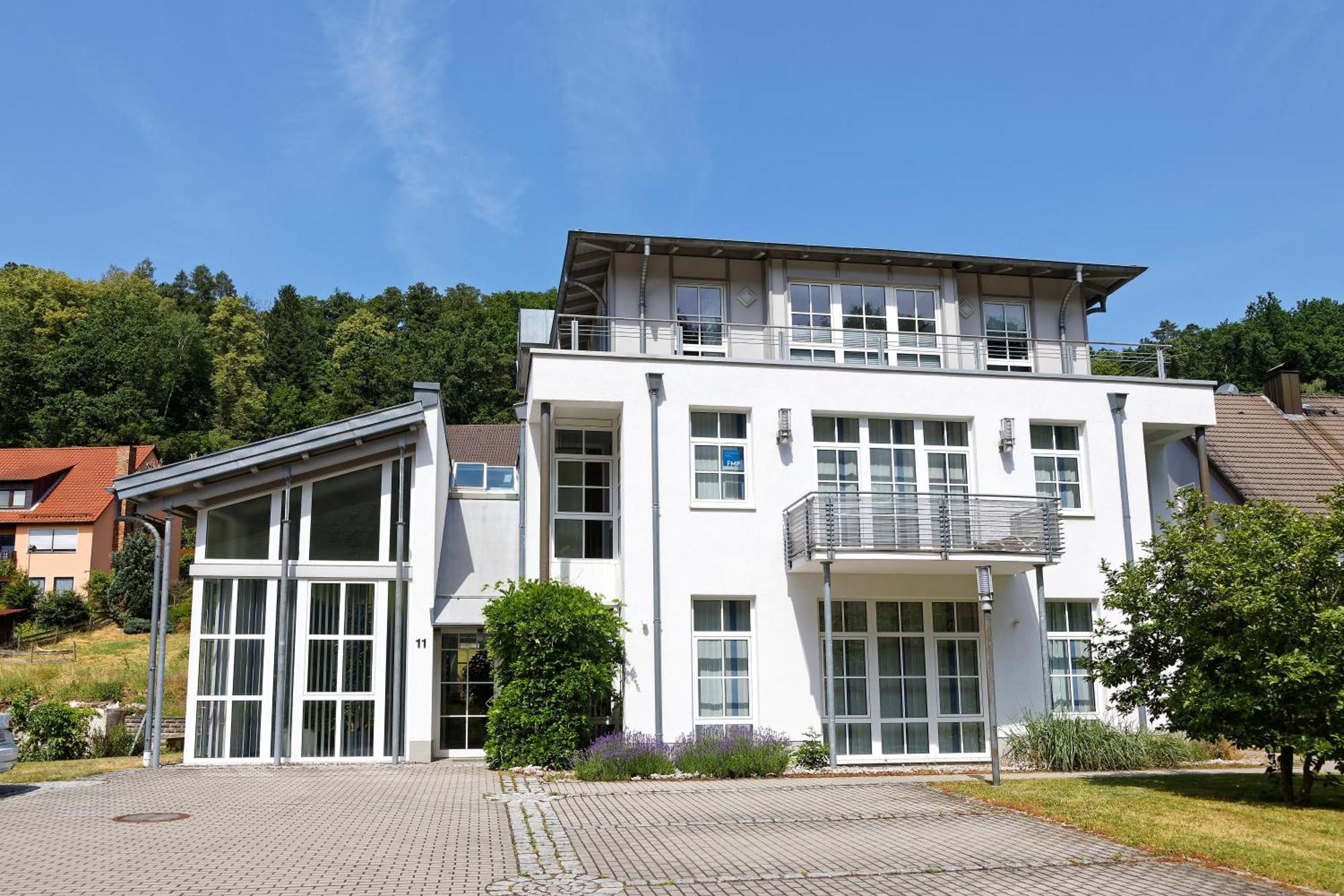 Grosszuegiges Helles Penthouse -Komplette Etage- Mit Balkon Und Stellplatz In Ruhiger Lage كولمباخ المظهر الخارجي الصورة